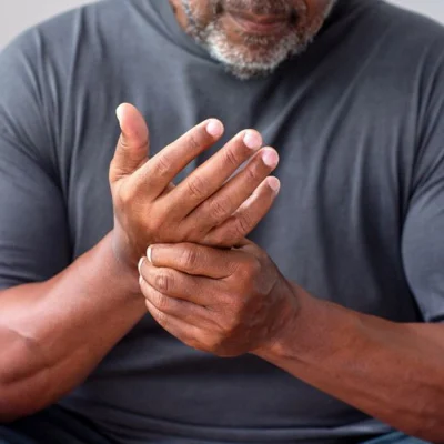 joint-pain-hands-elderly